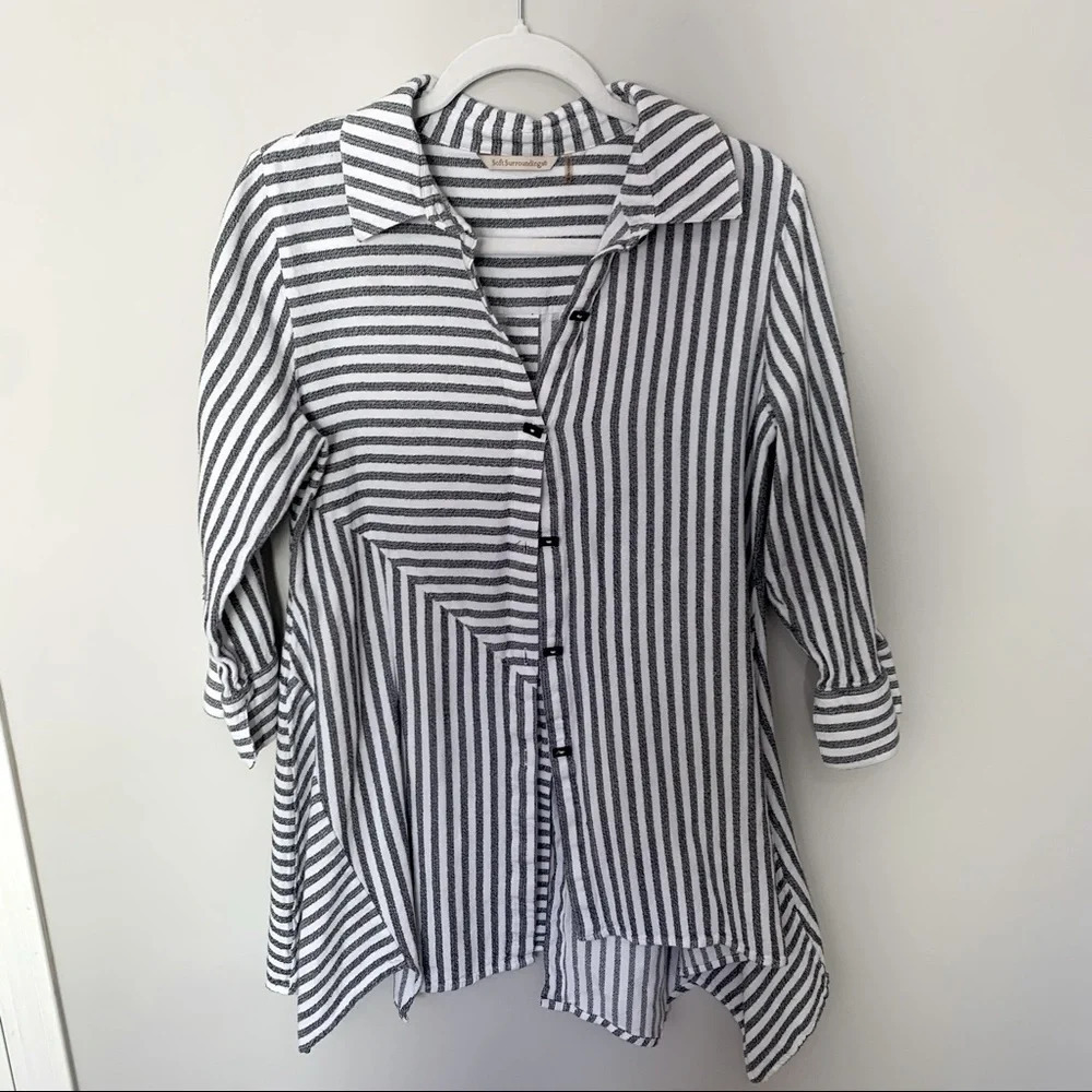 Soft Surroundings Standout Striped Black and White Sharkbite Hem Tunic Top S